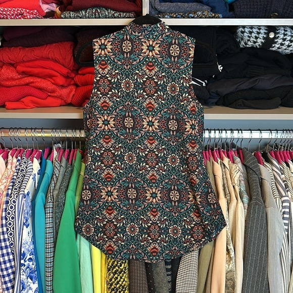 Van Heusen multicolored print v neck sleeveless blouse size S - Picture 3 of 3